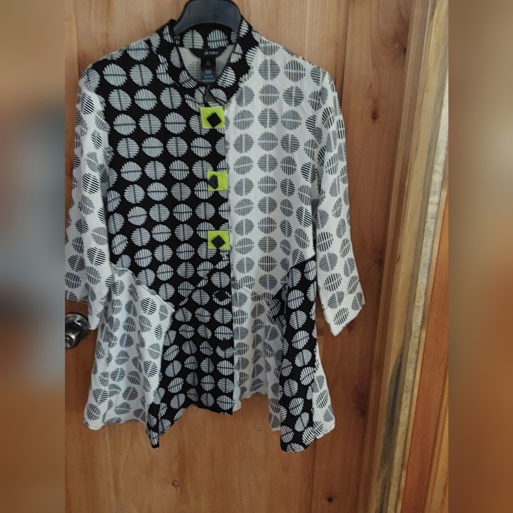 Casual b/w pattern with neon yellow squares around black square buttons